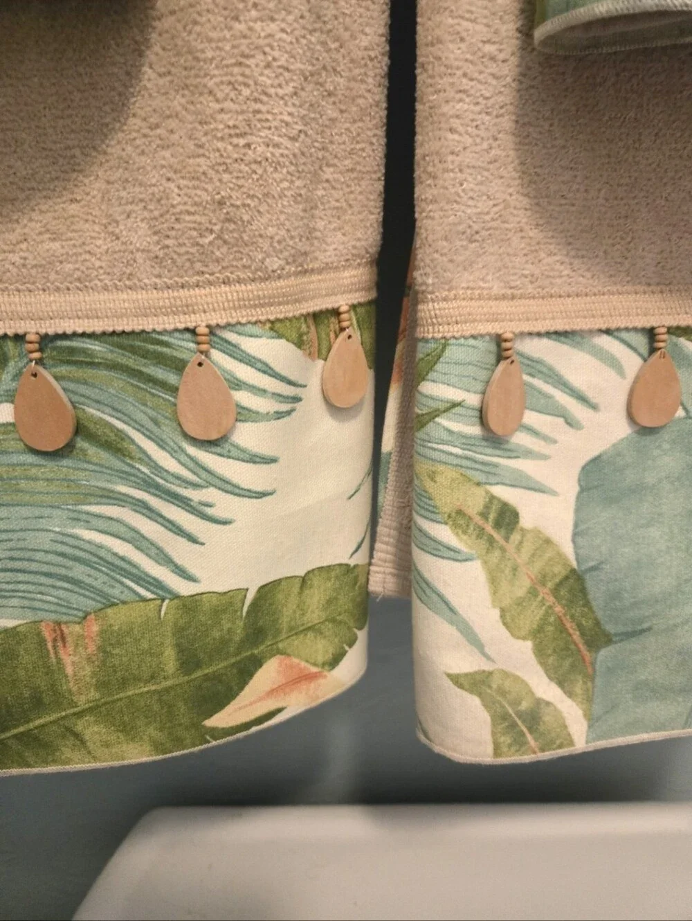 Avanti Linens Beige Tropical Print Decorative Bath Towel Set 6-pc Set.
